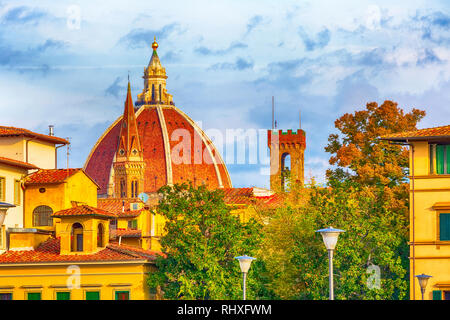 Storici edifici medievali con il Duomo di Santa Maria del Fiore cupola nel centro storico di Firenze, Italia Foto Stock