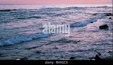 Tramonto su Dunas de Artola spiaggia chiamato anche Cabopino spiaggia, Marbella, Spagna. Foto Stock