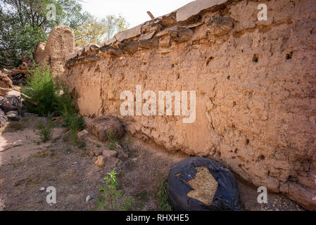 Vecchio muro di adobe dilatato a Ranchos de Taos, New Mexico, USA Foto Stock