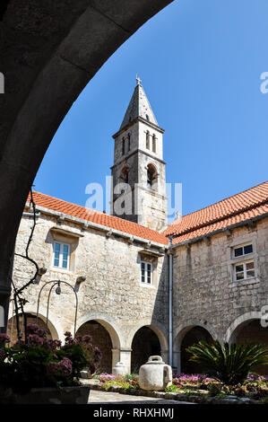 La Madonna degli Angeli (Andela) Monastero, affacciato Orebic, Croazia con il campanile visto attraverso il chiostro Foto Stock