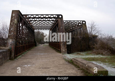 Ex ponte ferroviario sul fiume Avon, la Greenway, Stratford-upon-Avon, Warwickshire, Inghilterra, Regno Unito Foto Stock