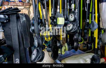 Open Water Scuba Diving parti regolatore: primaria & supplente secondo stadio, alternativo sorgente di aria, buddy regolatore, o il polpo, pressione sommergibili Foto Stock