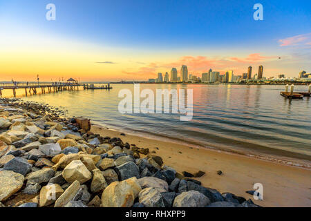 Scenic tramonto sulla baia di San Diego dal vecchio molo in legno in Coronado Island, California. Cittadini e turisti la pesca e camminare e godere la vista di Foto Stock