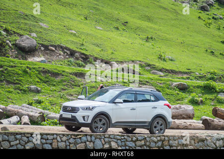 Pahalgam, Jammu e Kashmir India: datato- Agosto 20, 2018: un Hyundai Creta auto in un resort per la salute piena di verdi in Pahalgam, Kashmir India Foto Stock