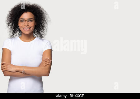 Sorridente donna africana in piedi isolato su sfondo bianco con copyspace Foto Stock