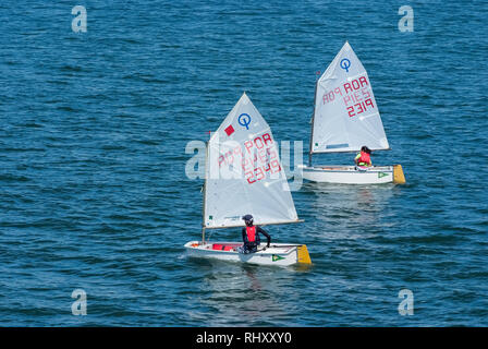 Lisbona, Portogallo - 03 Aprile 2010: barche in mare blu. I bambini partecipano atleti in gara sulla giornata di sole. Mare campionato di vela. Regata e yacht della vela sportiva. Viaggia in acqua con l'avventura. Foto Stock