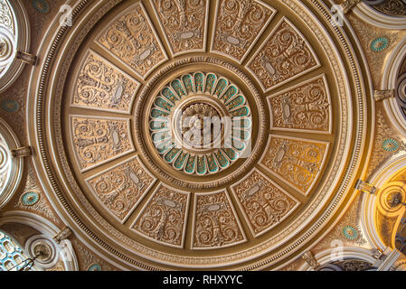 Interno dell'accogliente e suggestiva sala da concerto in Romanian Athenaeum (Ateneul Roman o rumeno Opera House) in Cluj Napoca, Romania. Foto Stock