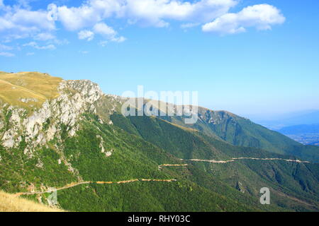 Pericolose su strada di montagna da Travnik città alla Vlasic mountain, Bosnia Erzegovina Foto Stock