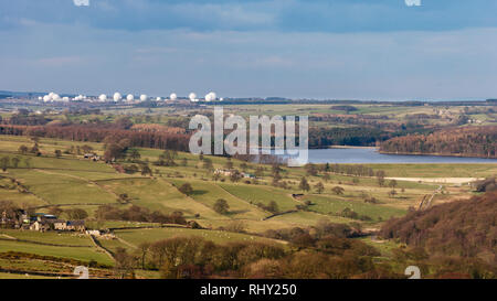 Vista sui pascoli panoramici della campagna illuminata dal sole, sul lago artificiale di Fewston e sulle cupole di Menwith Hill RAF - Washburn Valley, North Yorkshire, Inghilterra, Regno Unito. Foto Stock