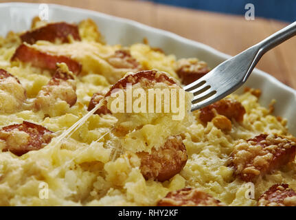 Hash Brown prima colazione casseruola con salsiccia, facile casseruola colazione è realizzato con hash congelati marroni, uova, salsiccia e formaggio Foto Stock