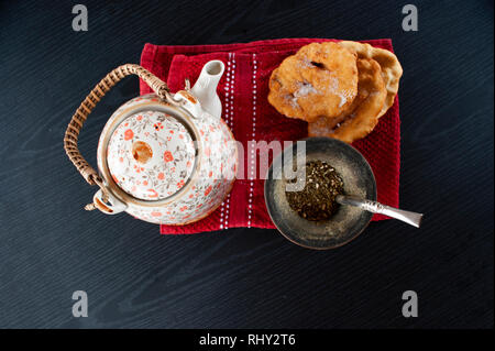 Mate infusione e torta fritas Foto Stock