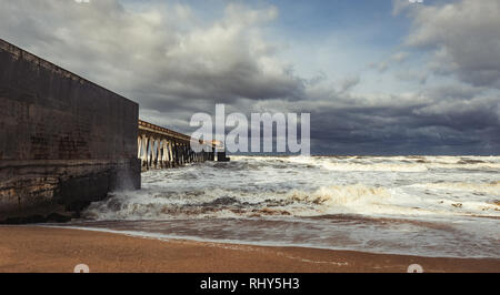 Il molo sul mare in tempesta inclementi condizioni meteo Foto Stock