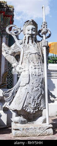 Lan di (Cinesi Giganti di roccia) con armi rappresentano nobili guerrieri in opera Cinese-stile indumento in Wat Pho, Bangkok, Thailandia. Pietra cinese balla Foto Stock