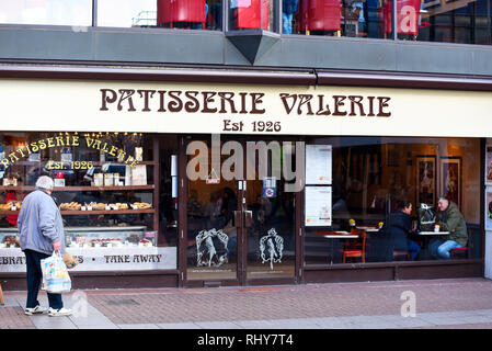 Patisserie Valerie cafe ristorante in High Street, Southend on Sea, Essex, Regno Unito. Attualmente in amministrazione. Torte fatte in casa nella finestra Foto Stock