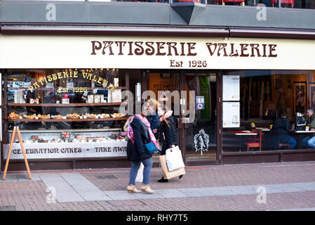 Patisserie Valerie cafe ristorante in High Street, Southend on Sea, Essex, Regno Unito. Attualmente in amministrazione. Torte fatte in casa nella finestra Foto Stock