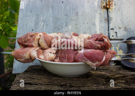 La carne è ben cotta alla griglia. Messa a fuoco selettiva. Foto Stock