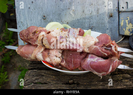 La carne è ben cotta alla griglia. Messa a fuoco selettiva. Foto Stock