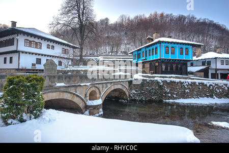 Il vecchio tradizionale casa Bulgari in architettonico complesso etnografico Etar (Etara) vicino alla città di Gabrovo. Museo a cielo aperto in inverno la neve in Bulgaria Foto Stock
