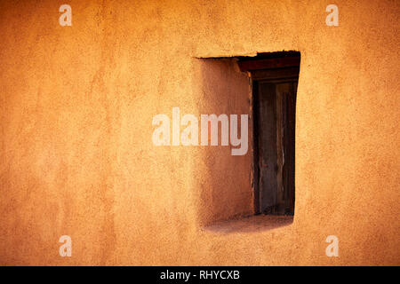 Ocra Gialla parete adobe e finestra a Santa Fe, New Mexico, NEGLI STATI UNITI Foto Stock