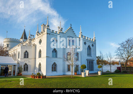 Pareti bianche di Strawberry Hill House, un revival gotico villa costruita a Twickenham, Londra da Horace Walpole dal 1749, in una giornata di sole con cielo blu Foto Stock