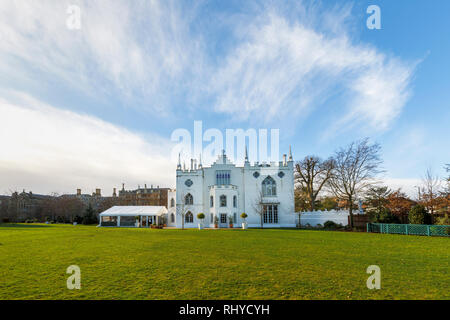 Pareti bianche di Strawberry Hill House, un revival gotico villa costruita a Twickenham, Londra da Horace Walpole dal 1749, in una giornata di sole con cielo blu Foto Stock