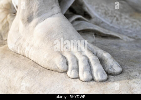 Parte della gamba di antica statua in marmo. Close-up piede di pietra. Pedicure e cura dei piedi concetto Foto Stock