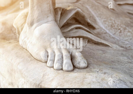 Parte della gamba di antica statua in marmo. Close-up piede di pietra. Pedicure e cura dei piedi concetto Foto Stock