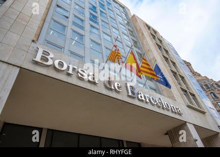 Ingresso principale della Borsa de Barcelona stock exchange vicino alla celebre Piazza Catalonia (Plaça de Catalunya, nel centro della città con le bandiere in Spagna Foto Stock