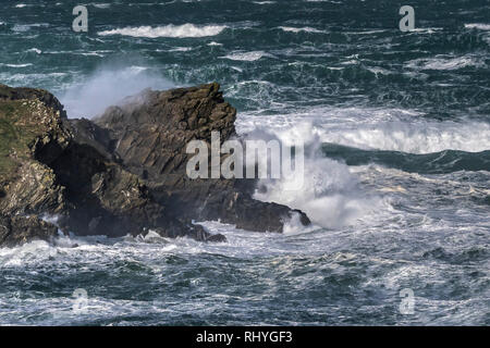 Onde che si infrangono contro le rocce su Towan testa in Newquay Cornwall. Foto Stock