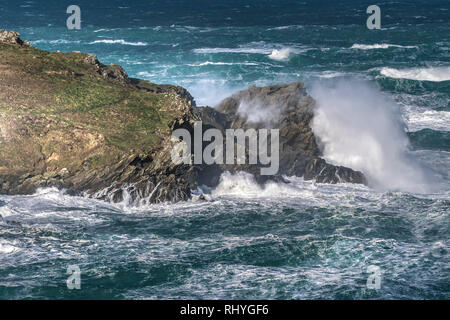 Onde che si infrangono contro le rocce su Towan testa in Newquay Cornwall. Foto Stock