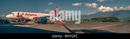 01-04 2019, Armenia, quindio, Colombia. Avianca aereo effettua il rifornimento di carburante in Armenia International Airport prima di salire a bordo dei popoli. Foto Stock