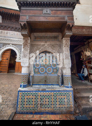 Splendide decorazioni della Fontana Nejjarine nella Medina di Fez davanti al Museo Nejjarine del legno e di arti e mestieri. Fes, Marocco Foto Stock