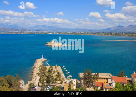 Vista distante su Burji tower in Naflion, Peloponnes Foto Stock