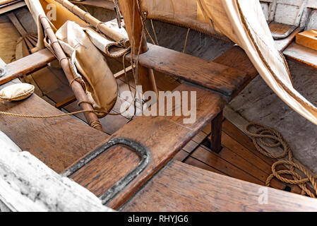 Barca a vela in legno a remi in barca da pesca. Foto Stock