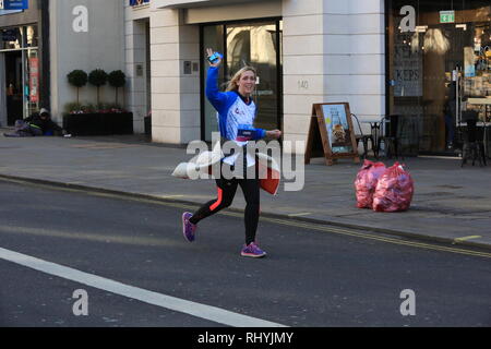 Il team dietro le quinte è una società denominata La razza umana (www.humanrace.co.uk) per offrire la partecipazione in massa di eventi per quasi 30 anni, avendo iniziato con il Royal Windsor Triathlon e un estremamente robusto duathlon chiamato BallBuster intorno al Box Hill nel 1991. Foto Stock