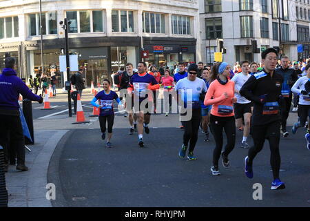 Il team dietro le quinte è una società denominata La razza umana (www.humanrace.co.uk) per offrire la partecipazione in massa di eventi per quasi 30 anni, avendo iniziato con il Royal Windsor Triathlon e un estremamente robusto duathlon chiamato BallBuster intorno al Box Hill nel 1991. Foto Stock