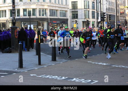 Il team dietro le quinte è una società denominata La razza umana (www.humanrace.co.uk) per offrire la partecipazione in massa di eventi per quasi 30 anni, avendo iniziato con il Royal Windsor Triathlon e un estremamente robusto duathlon chiamato BallBuster intorno al Box Hill nel 1991. Foto Stock