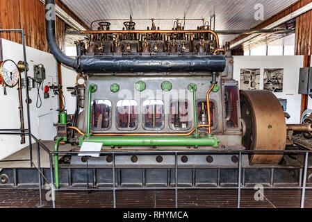 Il motore di una nave o di una vecchia barca in Tesla Museum, Zagabria Hovatia. Foto Stock