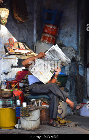 Indiano quotidiano Reader, Sardar Mercato, Jodhpur, Rajasthan, India Foto Stock