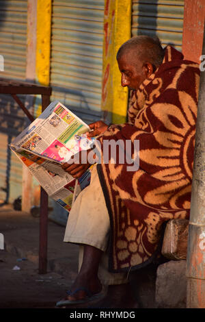 Indiano quotidiano Reader, Sardar Mercato, Jodhpur, Rajasthan, India Foto Stock