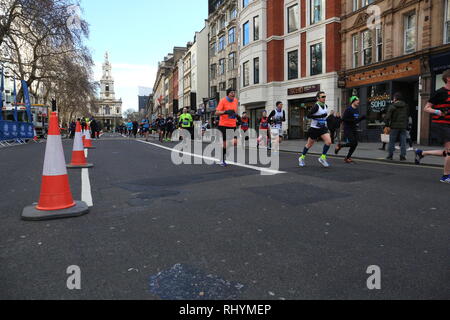 Il team dietro le quinte è una società denominata La razza umana (www.humanrace.co.uk) per offrire la partecipazione in massa di eventi per quasi 30 anni, avendo iniziato con il Royal Windsor Triathlon e un estremamente robusto duathlon chiamato BallBuster intorno al Box Hill nel 1991. Foto Stock