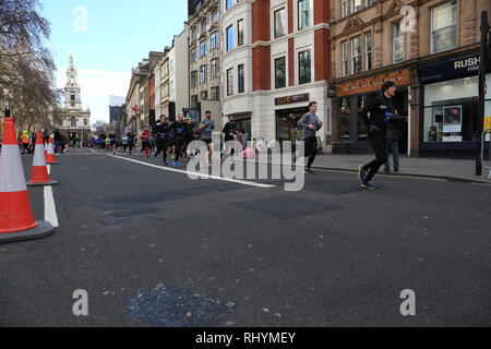 Il team dietro le quinte è una società denominata La razza umana (www.humanrace.co.uk) per offrire la partecipazione in massa di eventi per quasi 30 anni, avendo iniziato con il Royal Windsor Triathlon e un estremamente robusto duathlon chiamato BallBuster intorno al Box Hill nel 1991. Foto Stock