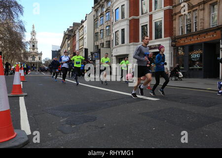 Il team dietro le quinte è una società denominata La razza umana (www.humanrace.co.uk) per offrire la partecipazione in massa di eventi per quasi 30 anni, avendo iniziato con il Royal Windsor Triathlon e un estremamente robusto duathlon chiamato BallBuster intorno al Box Hill nel 1991. Foto Stock