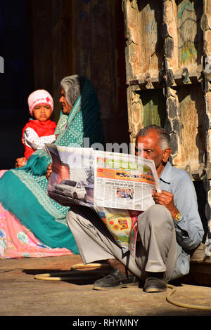 Lettore di giornale, Jodhpur, Rajasthan, India Foto Stock