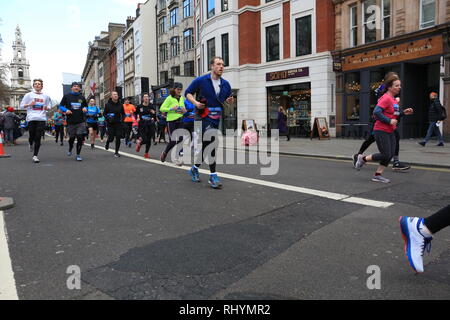Il team dietro le quinte è una società denominata La razza umana (www.humanrace.co.uk) per offrire la partecipazione in massa di eventi per quasi 30 anni, avendo iniziato con il Royal Windsor Triathlon e un estremamente robusto duathlon chiamato BallBuster intorno al Box Hill nel 1991. Foto Stock