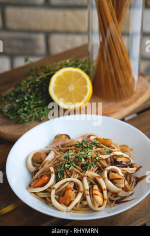 Spaghetti di mare. Pasta con calamari e cozze Foto Stock