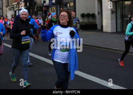 Il team dietro le quinte è una società denominata La razza umana (www.humanrace.co.uk) per offrire la partecipazione in massa di eventi per quasi 30 anni, avendo iniziato con il Royal Windsor Triathlon e un estremamente robusto duathlon chiamato BallBuster intorno al Box Hill nel 1991. Foto Stock
