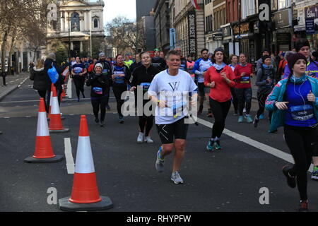Il team dietro le quinte è una società denominata La razza umana (www.humanrace.co.uk) per offrire la partecipazione in massa di eventi per quasi 30 anni, avendo iniziato con il Royal Windsor Triathlon e un estremamente robusto duathlon chiamato BallBuster intorno al Box Hill nel 1991. Foto Stock