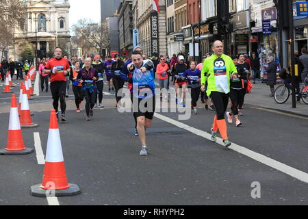 Il team dietro le quinte è una società denominata La razza umana (www.humanrace.co.uk) per offrire la partecipazione in massa di eventi per quasi 30 anni, avendo iniziato con il Royal Windsor Triathlon e un estremamente robusto duathlon chiamato BallBuster intorno al Box Hill nel 1991. Foto Stock