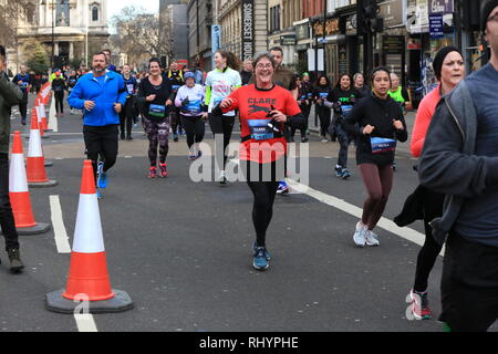 Il team dietro le quinte è una società denominata La razza umana (www.humanrace.co.uk) per offrire la partecipazione in massa di eventi per quasi 30 anni, avendo iniziato con il Royal Windsor Triathlon e un estremamente robusto duathlon chiamato BallBuster intorno al Box Hill nel 1991. Foto Stock